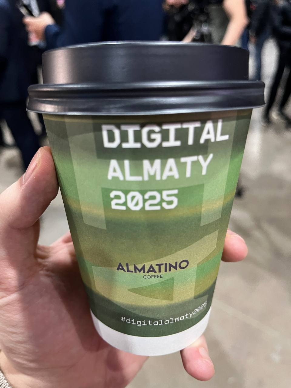 Kawa z brandingiem Digital Almaty i napisem „Almatino”