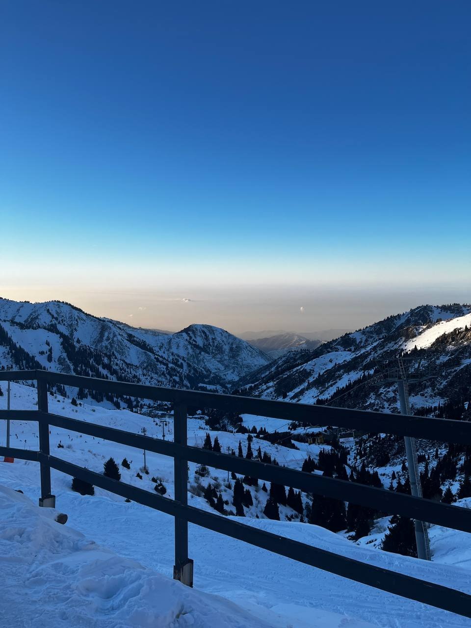 Ośnieżone góry otaczające Almaty zimą
