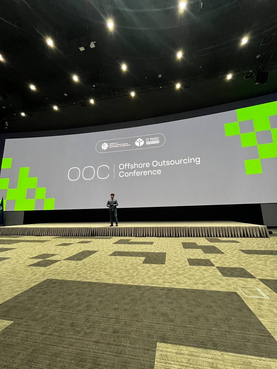 Sala konferencyjna podczas otwarcia Global Offshore Outsourcing Conference 2025, z dużym ekranem na scenie.