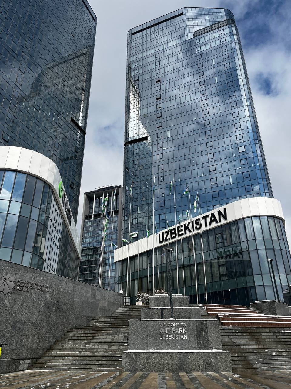 Nowoczesne wieżowce siedziby IT Park Uzbekistan w Taszkiencie.