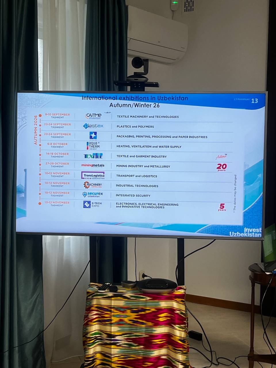 Slajd prezentujący nadchodzące targi branżowe w Uzbekistanie podczas spotkania biznesowego w ambasadzie.