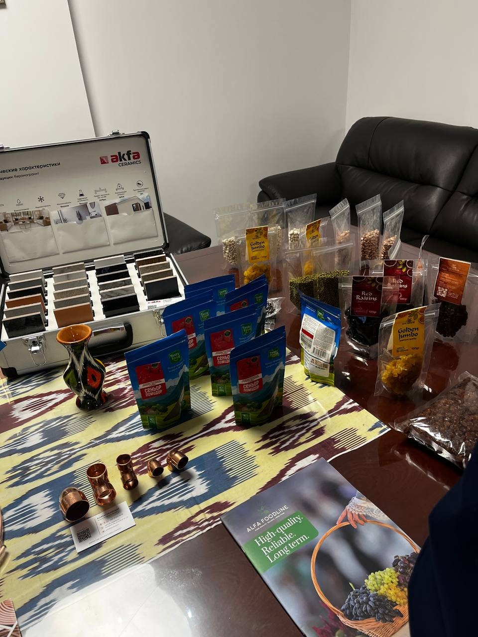 Produkty spożywcze z Uzbekistanu zaprezentowane na stole podczas spotkania biznesowego w ambasadzie.