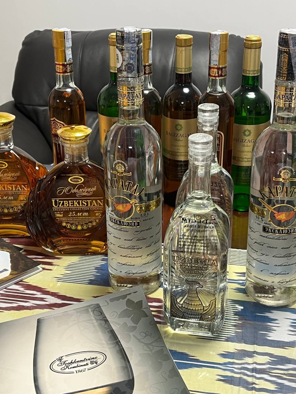 Napoje alkoholowe z Uzbekistanu wystawione na stole podczas spotkania biznesowego w ambasadzie.
